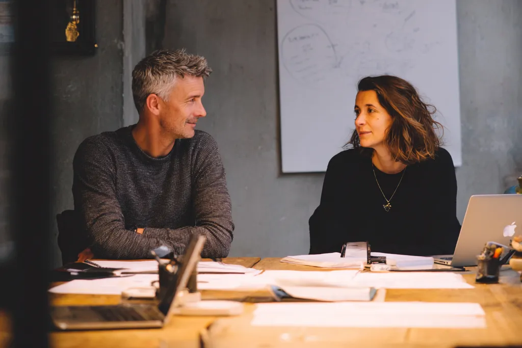 Immobilienverwalter-Team bei der gemeinsamen Arbeit